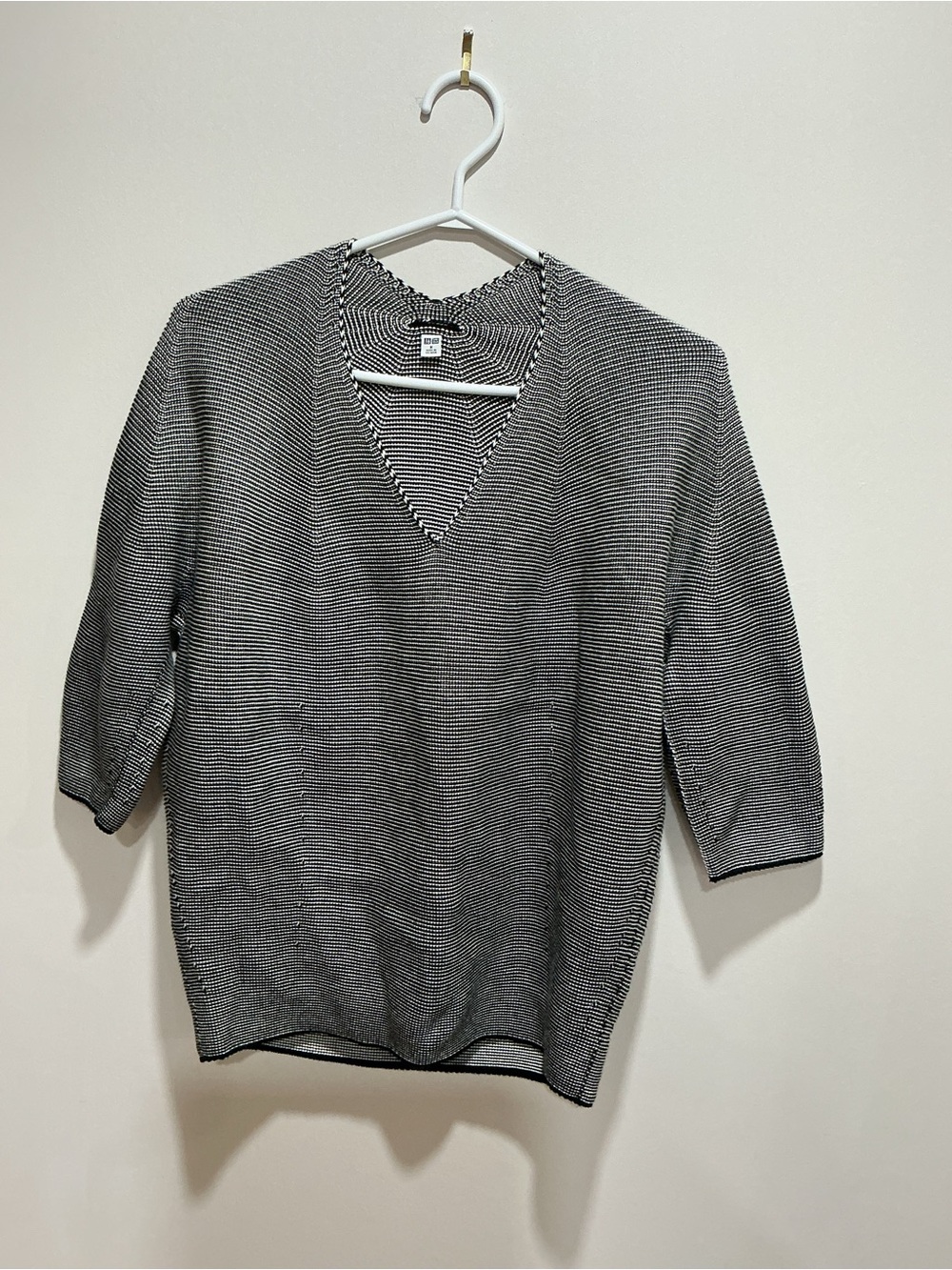 black and white Uniqlo 3D knit cotton cocoon V-neck sweater size mediu